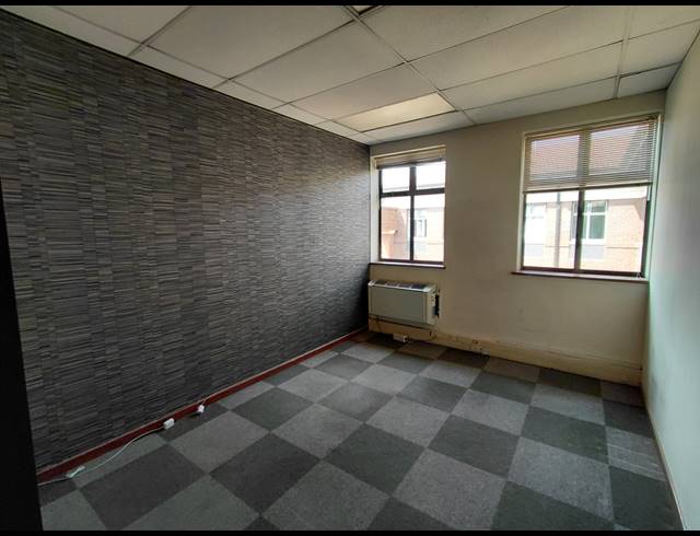 143M² OFFICE TO LET IN LYME PARK